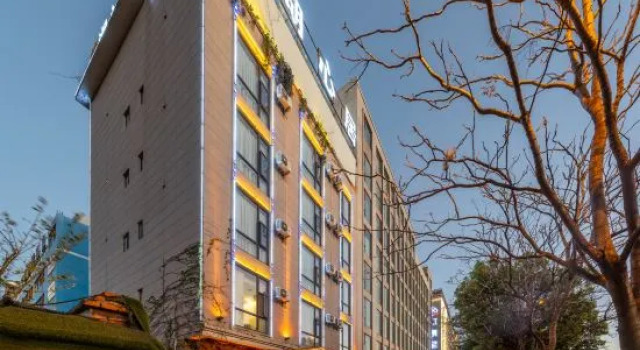 Lin Hu Xin JuGarden Hotel, Rezerwuj Hotel Hotele w Qujing z parkingiem, Parking