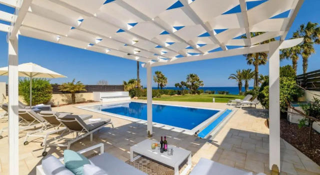 Вилла Deluxe Royal Beachfront Villa
