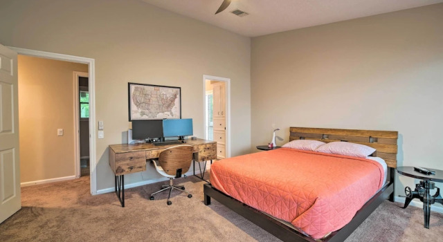Lavish Lakefront House w/ Pool Table & Patio!, Book Feriehus Sommerhuse i Lake Conroe, Hytte
