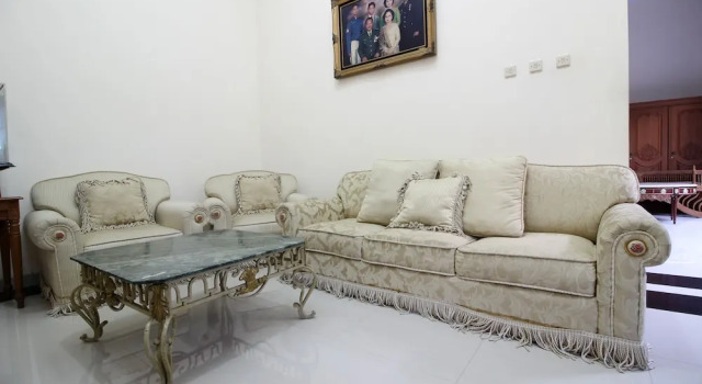 RedDoorz Plus near STIE YKPN 2, Book Hotel Depok 