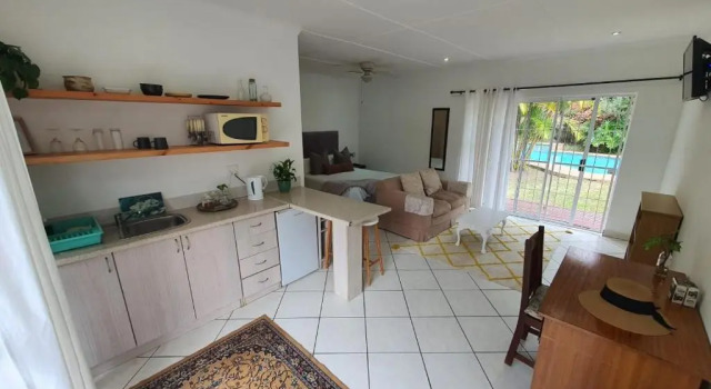 Апартаменты The Yellow Door Guesthouse