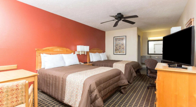 Четырёхместный номер Standard Days Inn by Wyndham Forest