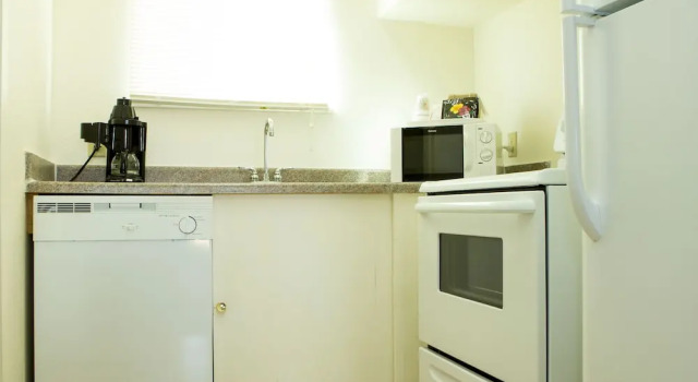 Четырёхместный люкс Sands Inn & Suites