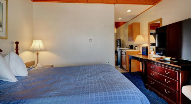 Четырёхместный номер Standard Waves Oceanfront Resort