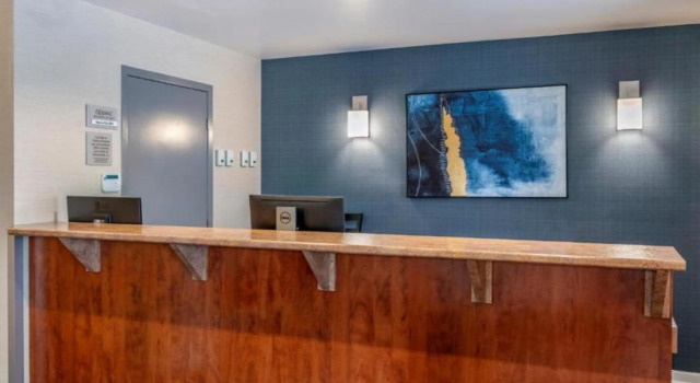 EconoHotel.ca, Забронировать Отель Отели Монреаля с парковкой, рядом с Place Dupuis, Парковка