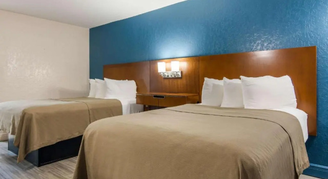 Четырёхместный номер Standard Rodeway Inn Broken Bow-Hochatown
