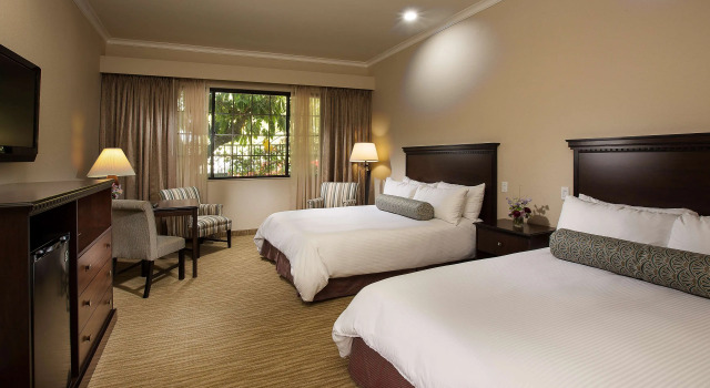 Четырёхместный номер Standard Coast Burbank Hotel