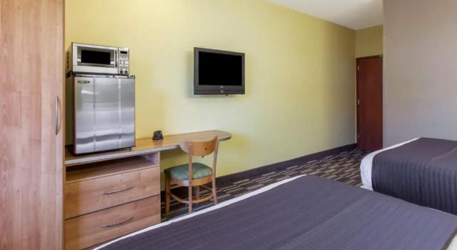 Четырёхместный номер Standard Microtel Inn & Suites by Wyndham Johnstown