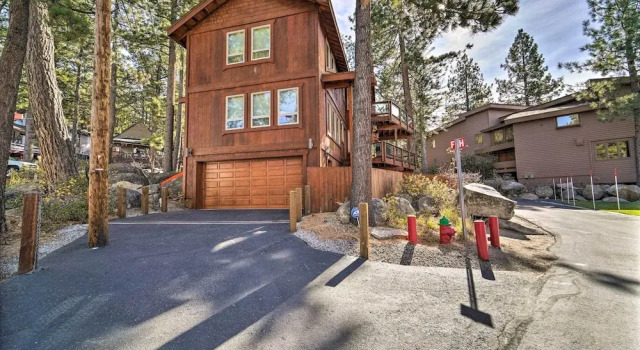 Коттедж с 4 комнатами с балконом Deck & Beach Access: Lake Tahoe Shoreside Retreat!