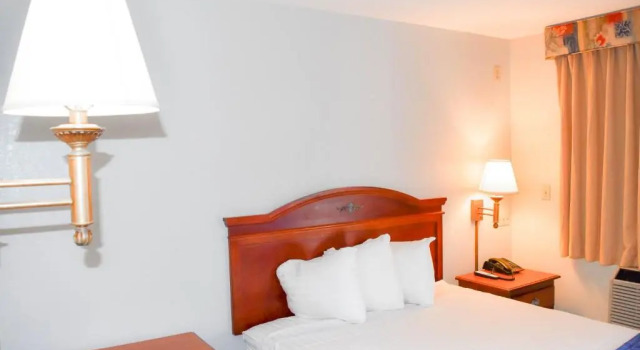 Двухместный номер Non-Smoking Knights Inn North Attleboro