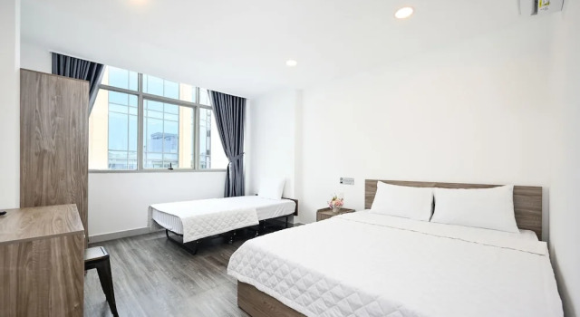 Трёхместный номер Deluxe с видом на город YoKo Airport Saigon Hotel