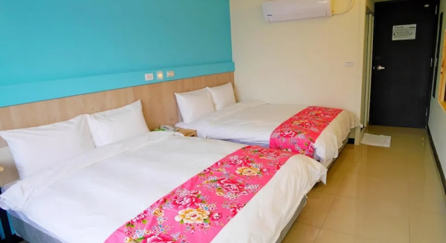 Четырёхместный номер Standard с балконом и с видом на город Good Night Hotel