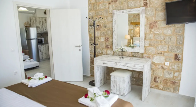 Апартаменты Цокольный этаж c 1 комнатой Haraki Stone Apartments