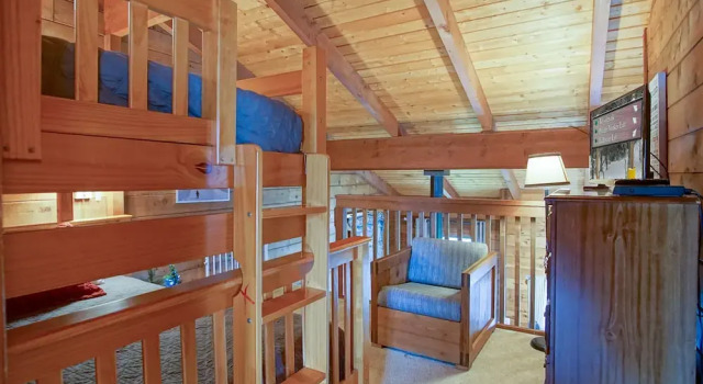 Powder Monkey 4: 2 Bedrooms Plus Sleeping Loft, 2 Full Baths: Slope Side, Забронировать Дом для отпуска Коттеджи Сноушу, рядом с Лыжный подъемник Soaring Eagle Express, Коттедж