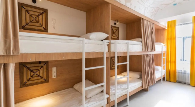 Cama em dormitório ololoYurt