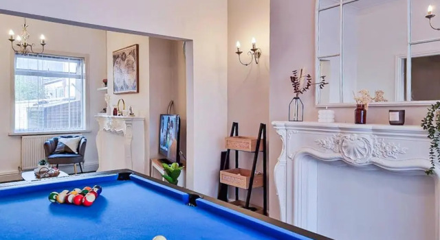 Коттедж с 3 комнатами White Cozy House With Pool Table Game Room