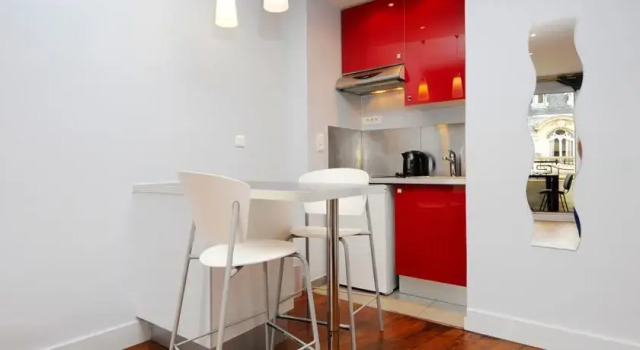 Studio charmant avec balcon et vue sur Tour Eiffel, Забронировать Апартаменты/квартира Париж Иль-де-Франс, рядом с Альма – Марсо