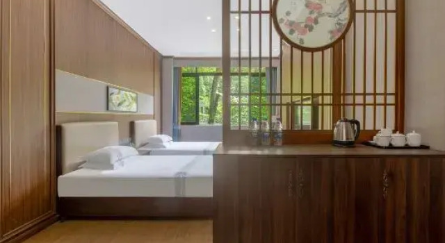 Четырёхместный семейный люкс Lushan Xihu Hotel