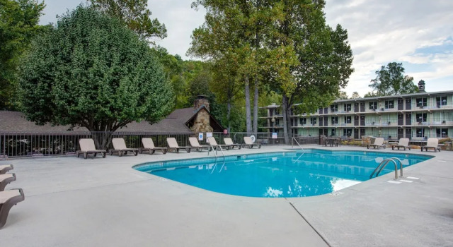 Четырёхместный номер Standard с видом на бассейн Glenstone Lodge