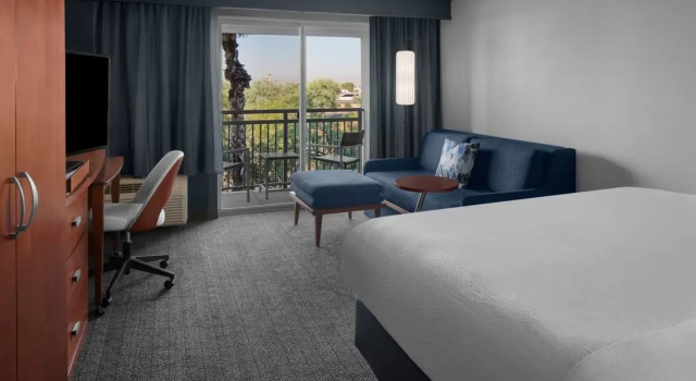 Двухместный номер Standard с балконом Courtyard by Marriott Phoenix West/Avondale
