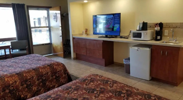 Четырёхместный номер Standard Black Hawk Motel & Suites