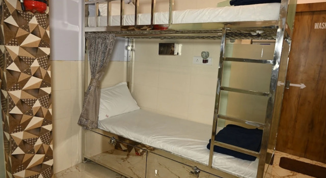 Кровать в общем номере (мужской номер) Sagar Dormitory Andheri - Nearest to Andheri Railway Station West