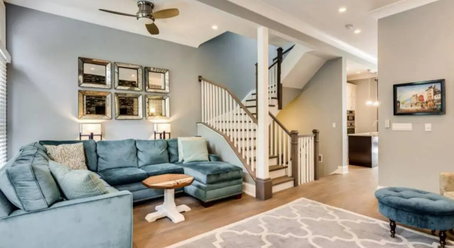 Gold coast villa with free parking garage sleeps 10, Varaa Villa Chicago 