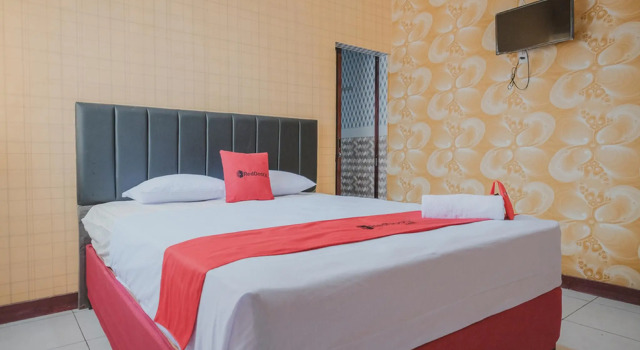 RedDoorz Plus near Istana Maimun Medan