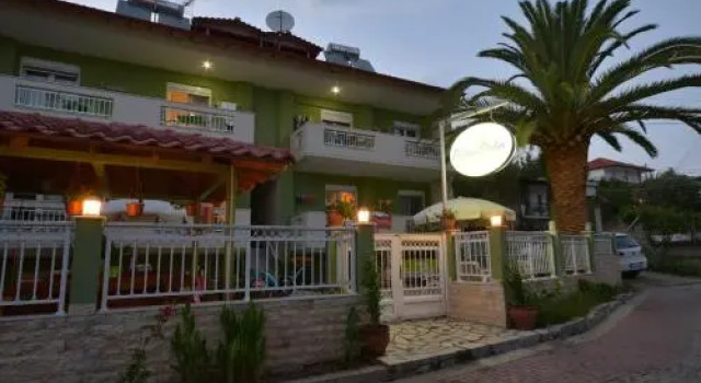 Phoenix Studios 2, Book Apartment Sarti 