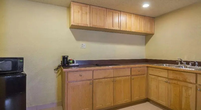 Четырёхместный люкс Studio 6 Suites North Richland Hills TX