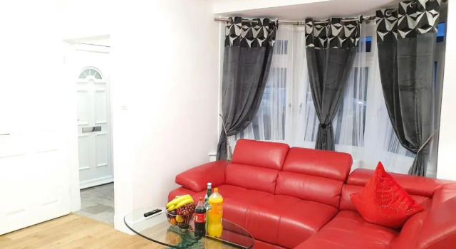 Апартаменты с 3 комнатами Glasgow Comfortable and Modern 3 Bedroom Mid Terraced Villa