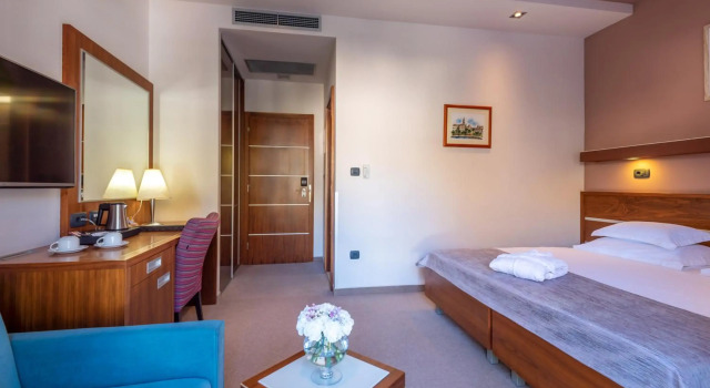 Hotel Plaza, Varaa Hotelli Omiš Split Region