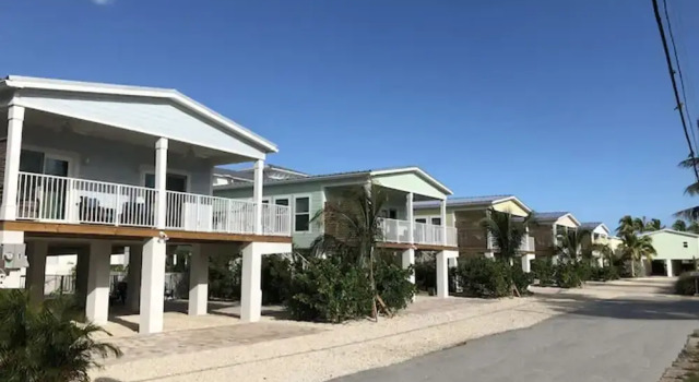 5 Beautiful 4 Bed 3 Bath Pool Home w Free Dock, Забронировать Дом для отпуска Отели Маратон с парковкой, рядом с Fishermen's Community Hospital, Парковка