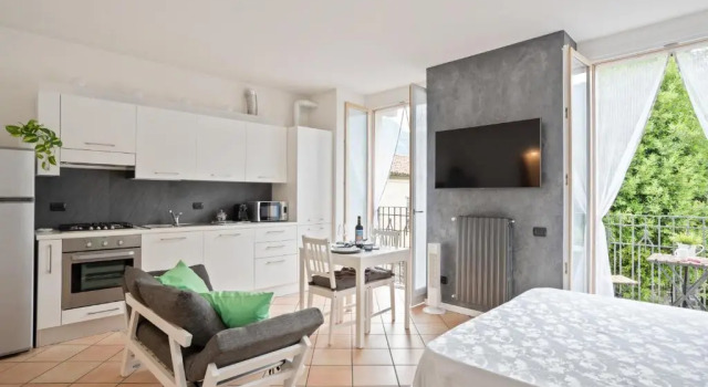 Guesthost - Ossuccio Apt with Ac, Balcony & Parking! (Adults Only), Prenota Hotel Ossuccio Como