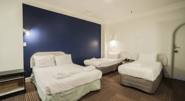 Четырёхместный номер Standard Albion Hotel