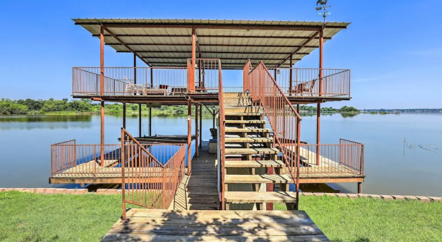 Granbury Lakefront Escape w/ Boat Dock & Slip!, Забронировать Дом для отпуска Отели Гранбери с парковкой, Парковка