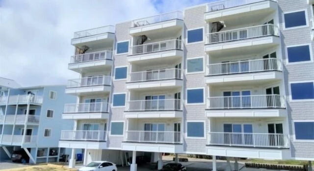 Carolina Beach Dreamin - Light Filled South Side End Unit. Ocean Views From Most Rooms! Private Beach Access! 3 Bedroom Condo by Redawning, Забронировать Отель Каролина-бич Уилмингтон, рядом с Odysea Surf and Kiteboard School