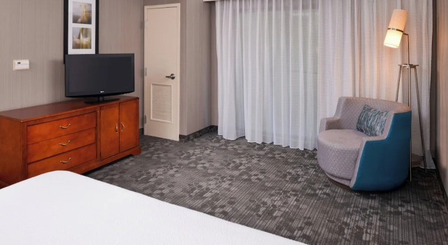 Четырёхместный номер Standard с балконом Courtyard by Marriott Charlotte Gastonia