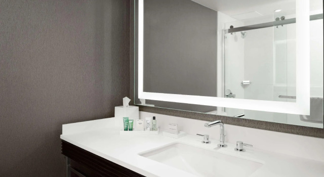 Двухместный номер Corner Deluxe Hilton Woodland Hills/ Los Angeles