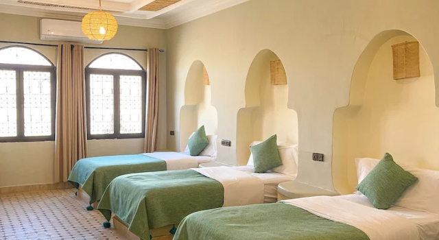 Кровать в общем номере с видом на город Riad La Luna