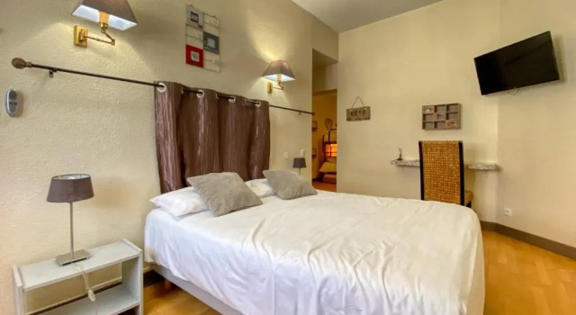 Hôtel Le Ptit Monde, Забронировать Отель Отели Монтиньяк с завтраком, Завтраки