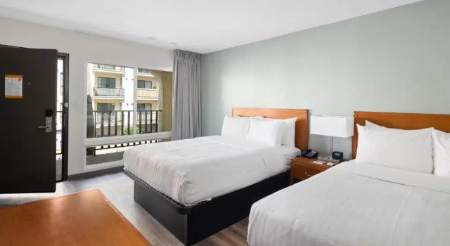 Четырёхместный номер Standard Vagabond Inn Glendale