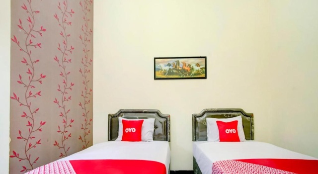 Deluxe Twin room Capital O 90151 Guest House 180