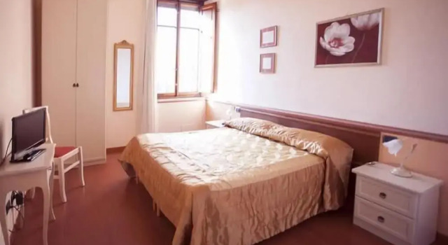 Liberty GuestHouse, Забронировать Отель Отели Лукки с парковкой, рядом с Кафедральный собор Лукки, Парковка