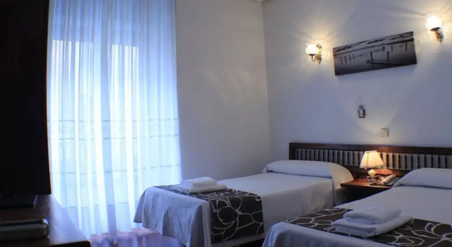 Двухместный номер Standard с балконом и с видом на город Hostal Esmeralda