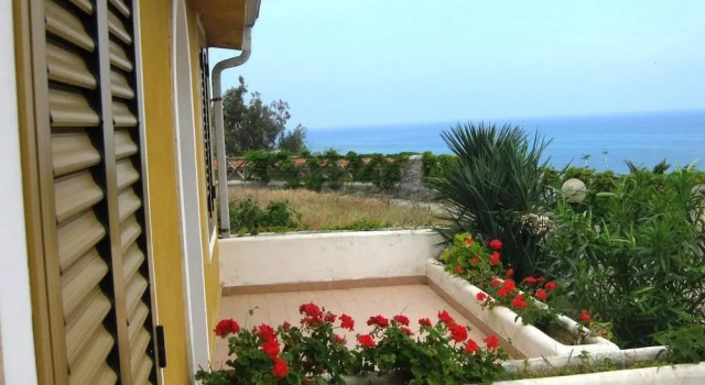 Трёхместный номер Standard с видом на море Cala Petrosa Resort