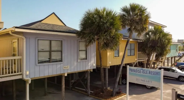 Adorable Condo Directly Across the Street From Beach With Pool and hot tub, Boek Appartement Gulf Shores 