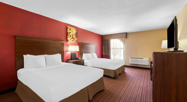 Четырёхместный номер Standard SureStay Plus by Best Western San Antonio Fiesta Inn