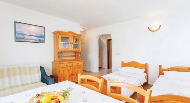 Beautiful Home in Malinska With Wifi and 3 Bedrooms, Prenota Hotel Hotel a Isole Quarnerine con parcheggio, Parcheggio
