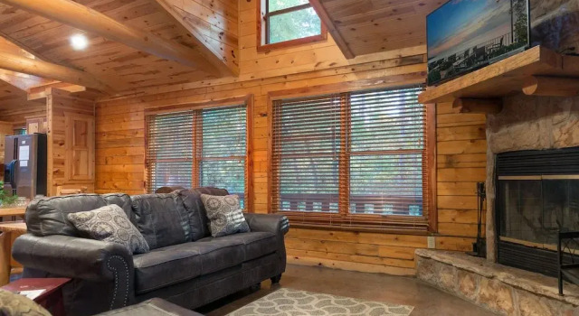 Serenity Forest Cabin With Private Hot Tub and Grill on the Back Deck by Redawning, Boek Hotel Hochatown Oklahoma